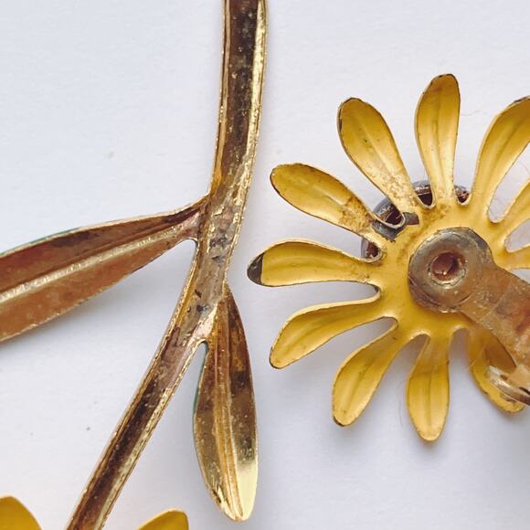 VTG Mid Century Brooch Earrings Set Enamel Daisy Yellow Clip On Earrings - Picture 10 of 11